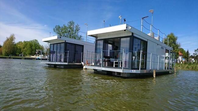 Houseboat - nowy dom na wodzie z silnikiem