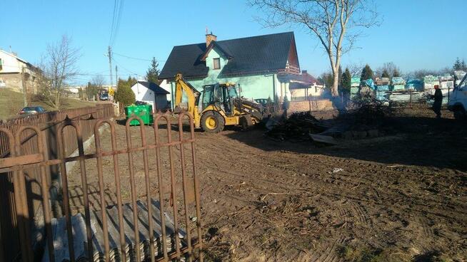 Czyszczenie działek, karczowanie, wyrywanie korzeni.