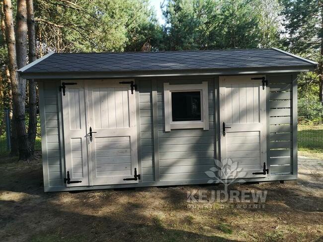 Garaż na motocykl z drewutnią i domkiem narzędziowym