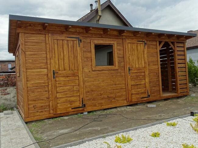 Garaż na motocykl z drewutnią i domkiem narzędziowym