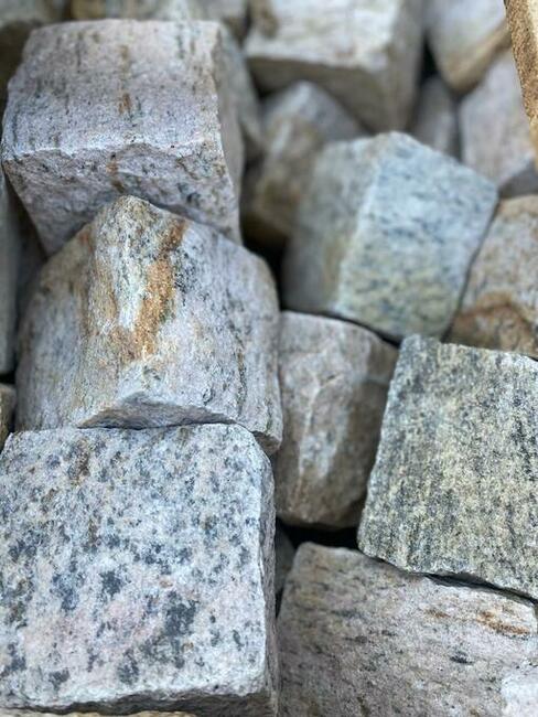 Kostka granitowa surowo łupana Kashmir gold 8/11