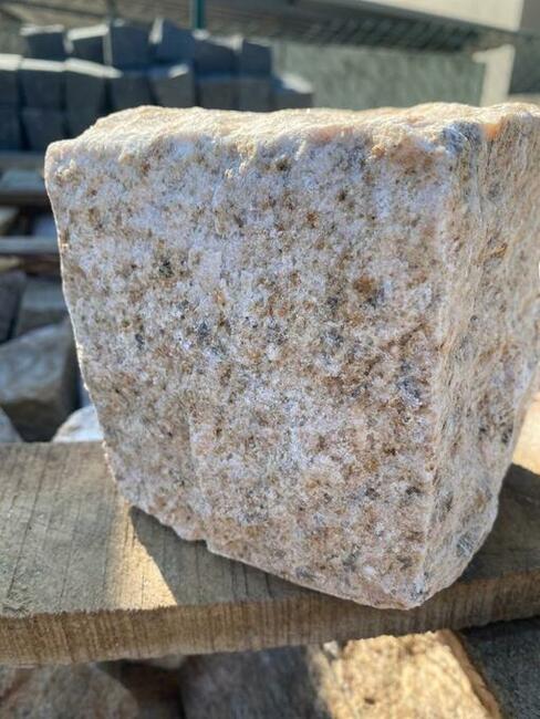 Kostka granitowa surowo łupana Kashmir gold 8/11