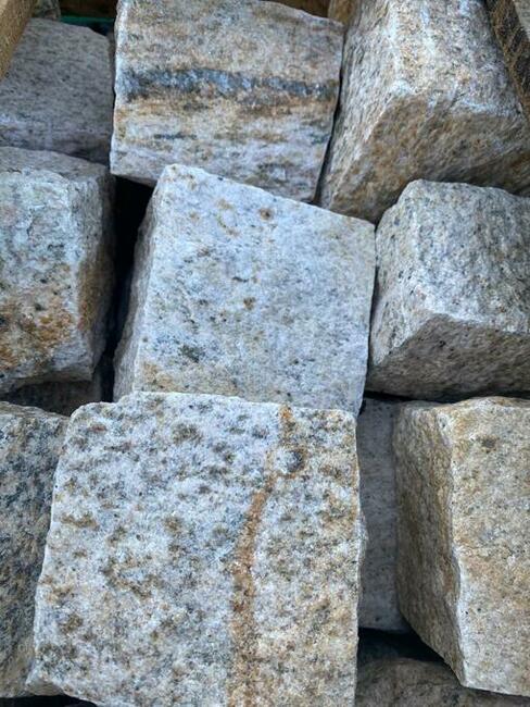 Kostka granitowa surowo łupana Kashmir gold 8/11