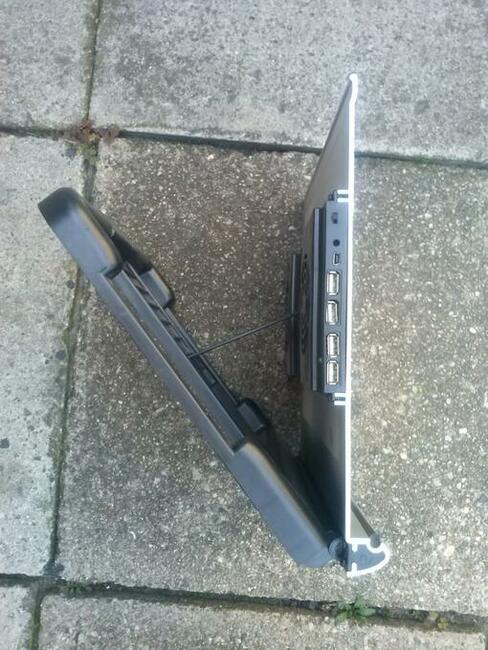 Podstawka chłodząca pod laptopa, z gniazdami USB, 35 zł.