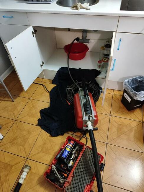 Profesjonalne udrażnianie kanalizacji / spirala elektryczna