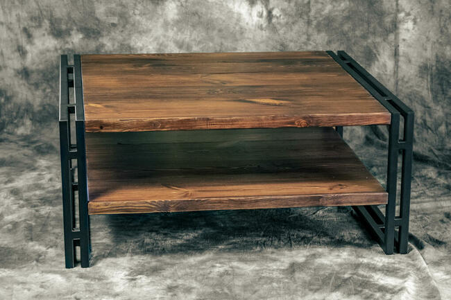 Stolik kawowy loftowy z drewna i metalu.