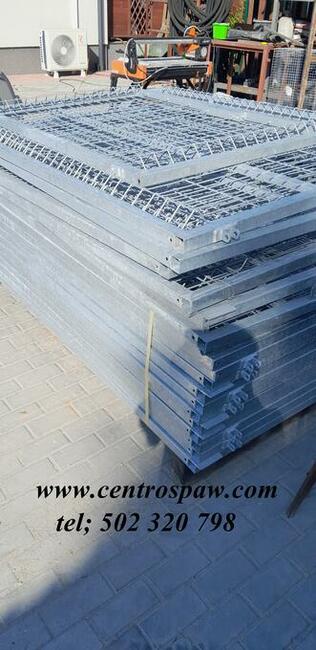 Brama uchylna poszyta panelem 3D