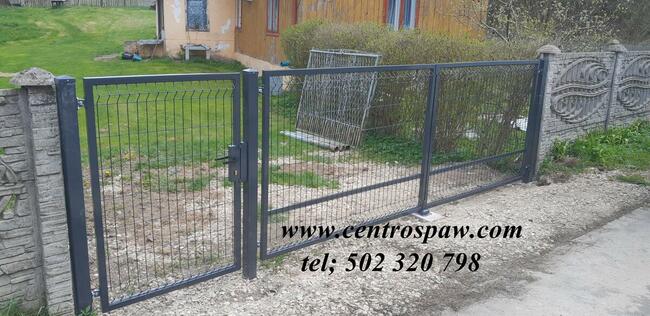 Brama uchylna poszyta panelem 3D