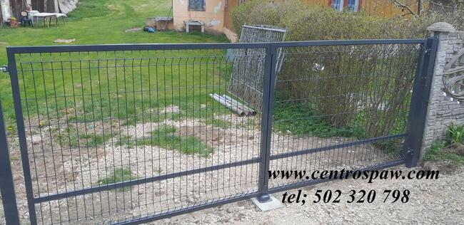 Brama uchylna poszyta panelem 3D