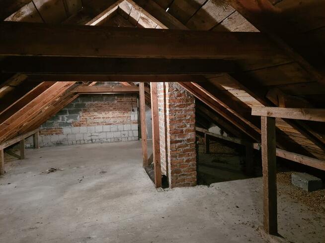 Atrakcyjny lokal około 60 m na poddaszu w dużym budynku