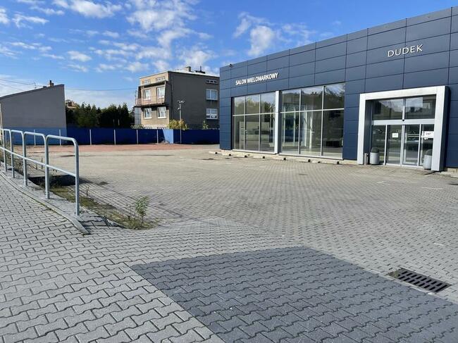Oferujemy teren do wynajęcia po salonie samochodowym