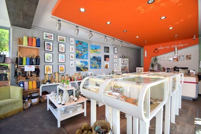 Praca w butiku nad morzem - obsługa klienta.