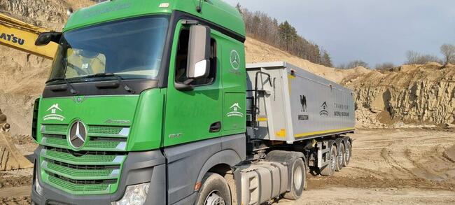 Transport materiałów budowlanych i sypkich.