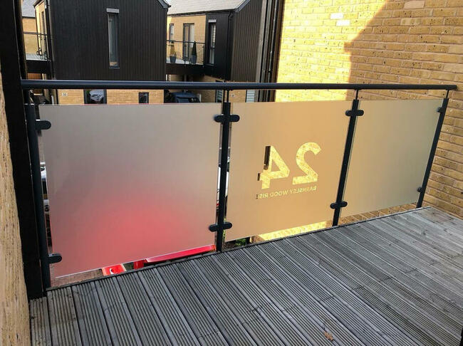 Oklejanie balkonów BIUR OKIEN FOLIA MROŻONA WITRYN