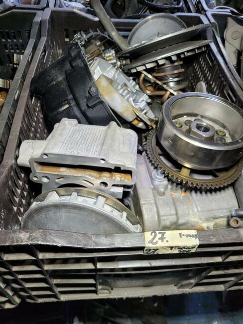 Yamaha T-max 500 podnóżki stacjonarne ze sprężyną.