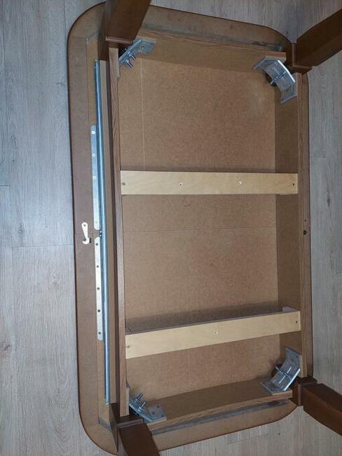 Stół do salonu bądź jadalni.