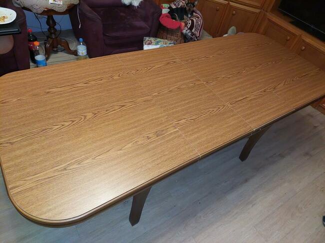 Stół do salonu bądź jadalni.