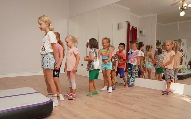 studio tańca świętochłowice taniec dzieci nauka akrobatyka