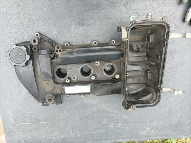 Pokrywa zaworów toyota Yaris II 1.0