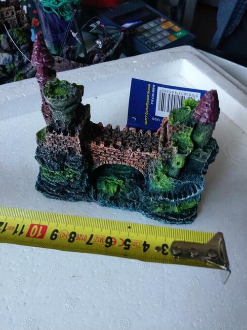 Małe ozdoby do akwarium