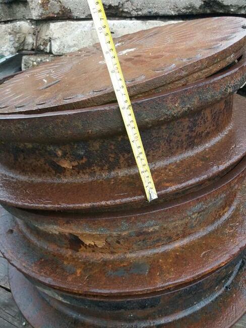 Żeliwna studzienka kanalizacyjna z kołnierzem Pokrywa do stu