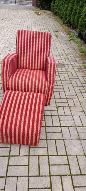 fotel z podnóżkiem