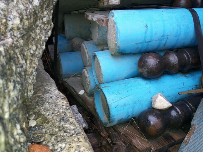 Słupki słupy żeliwne metalowe ozdobne parkingowe