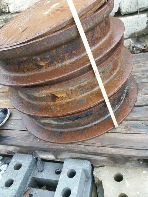 Żeliwna studzienka kanalizacyjna z kołnierzem Pokrywa do stu