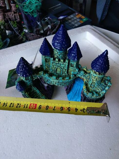 Małe ozdoby do akwarium