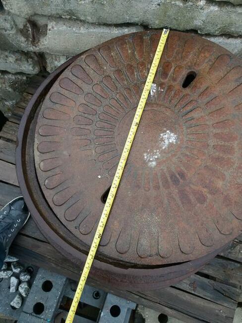 Żeliwna studzienka kanalizacyjna z kołnierzem Pokrywa do stu