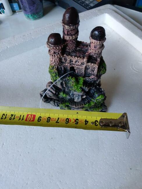 Małe ozdoby do akwarium