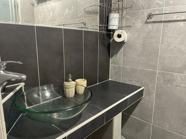 Pokoj fajny ! Przyjemny, jasny, przestrzenny!