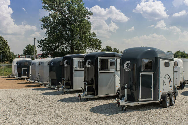 Przyczepa do koni Touring XL dla dużych koni końska dwukonna