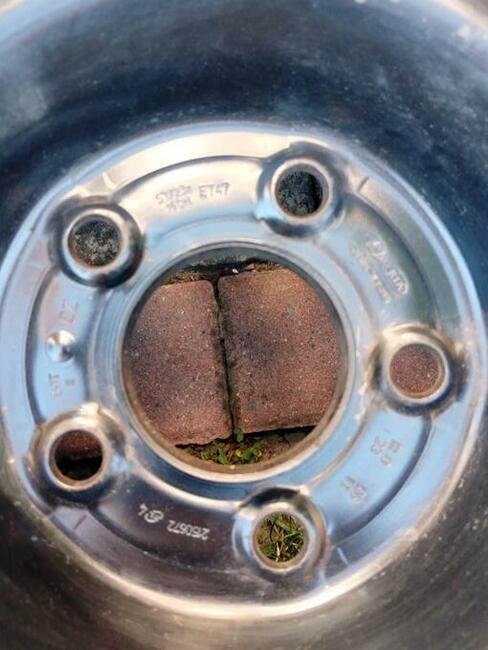 Sprzedam felgi stalowe z oponami zimowymi do Hundaia i 30