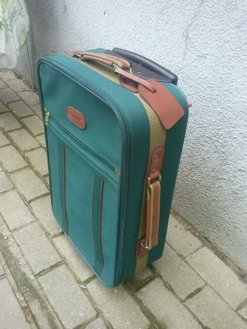 Walizka średnia na kółkach, ciemnozielona, używana, 90 zł.