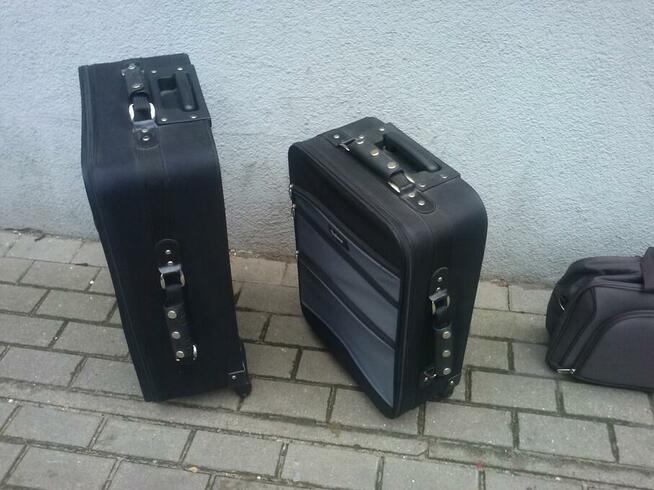 Komplet dwóch walizek Explorer, z torbą podręczną, 180 zł.