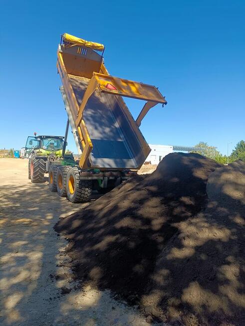 Czarna ziemia ogrodowa.