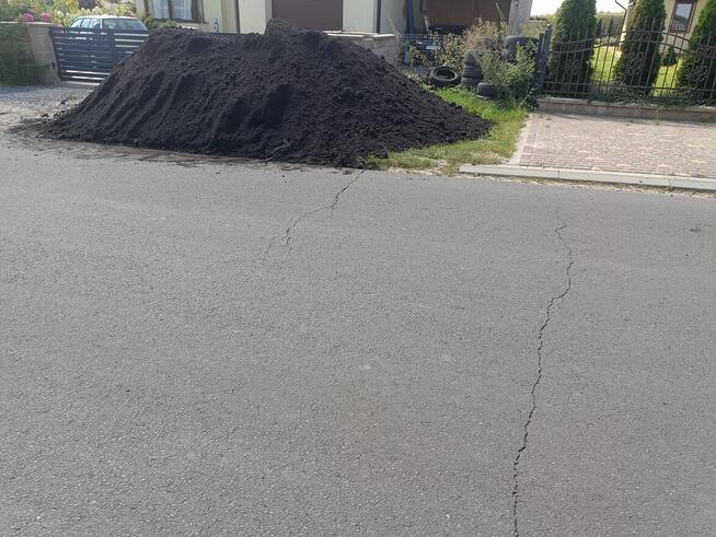 Czarna ziemia ogrodowa.