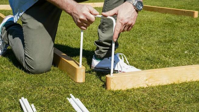 bilard w ogrodzie na trawniku