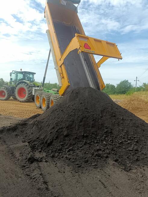 Czarna ziemia ogrodowa.