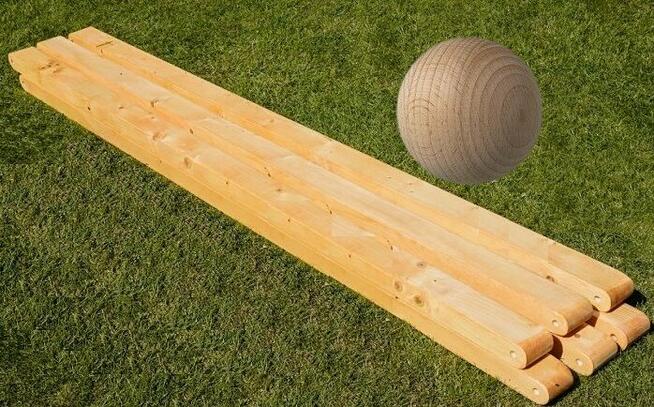 bilard w ogrodzie na trawniku