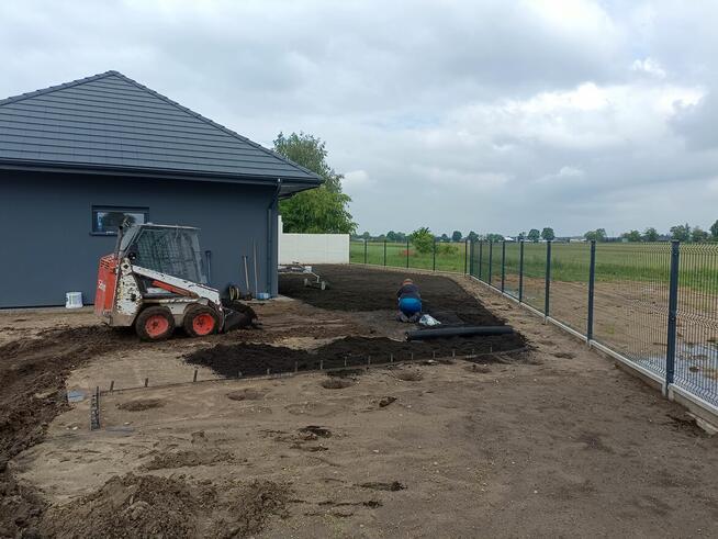 Czarna ziemia ogrodowa.