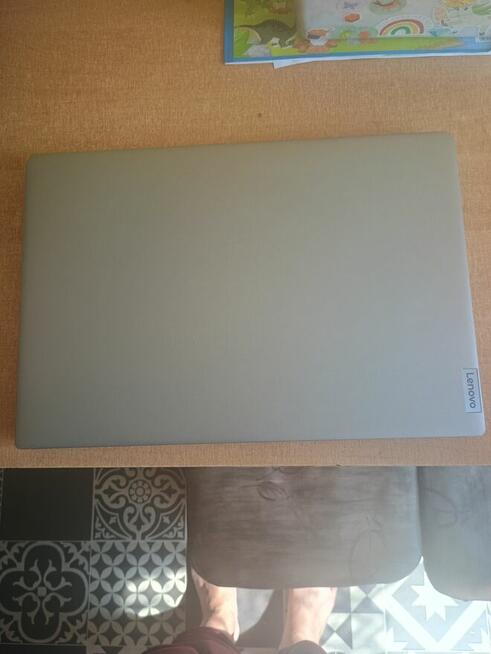 Sprzedam laptopa Lenovo z głośnikami
