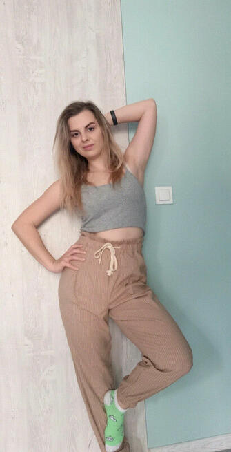 Nowe beżowe spodnie w paski z wysokim stanem