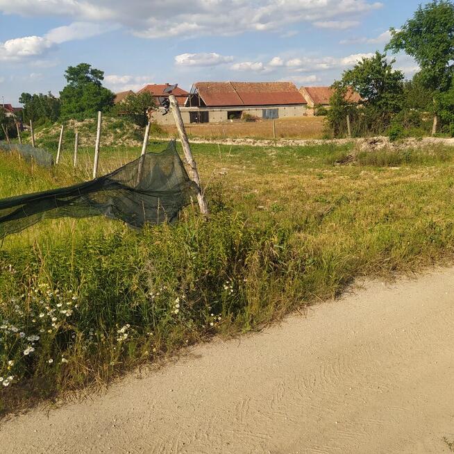 Duża działka w spokojnej miejscowości z potencjałem.!!