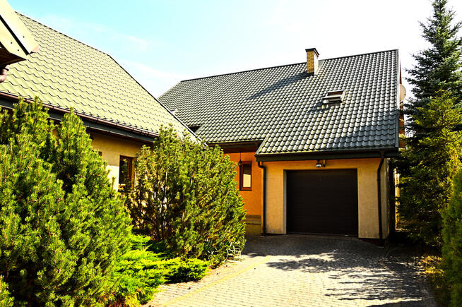 Lokal gastronomiczny z dużym domem.