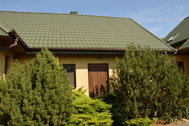 Lokal gastronomiczny z dużym domem.