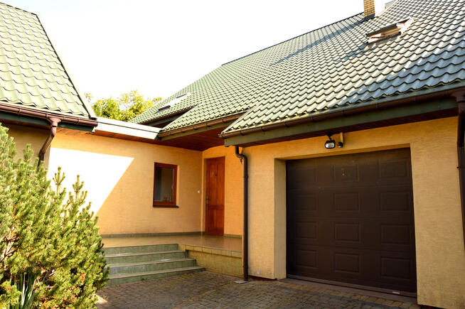 Lokal gastronomiczny z dużym domem.