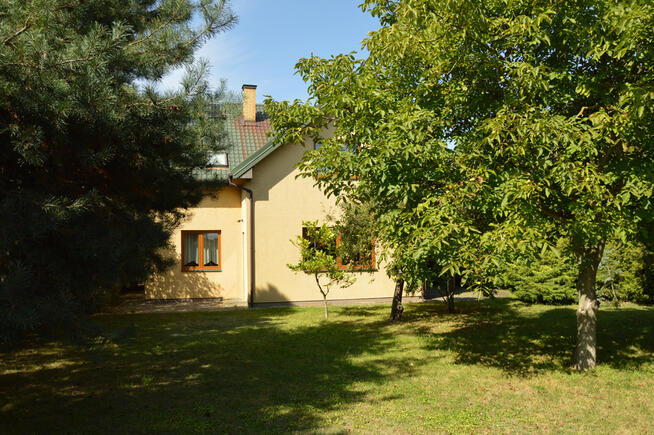 Lokal gastronomiczny z dużym domem.