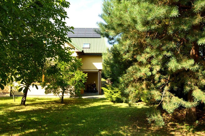 Lokal gastronomiczny z dużym domem.